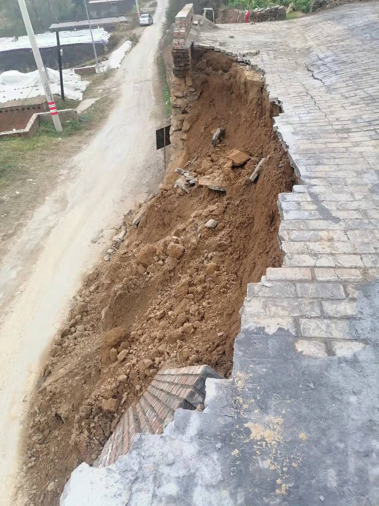 周喜占家地基用的是山上掏窑洞挖出的浮土，当年打得不太结实。去年就塌过一回。