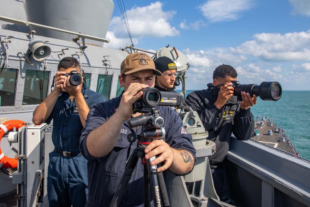 “杜威”号驱逐舰舰员进行视觉信息收集训练