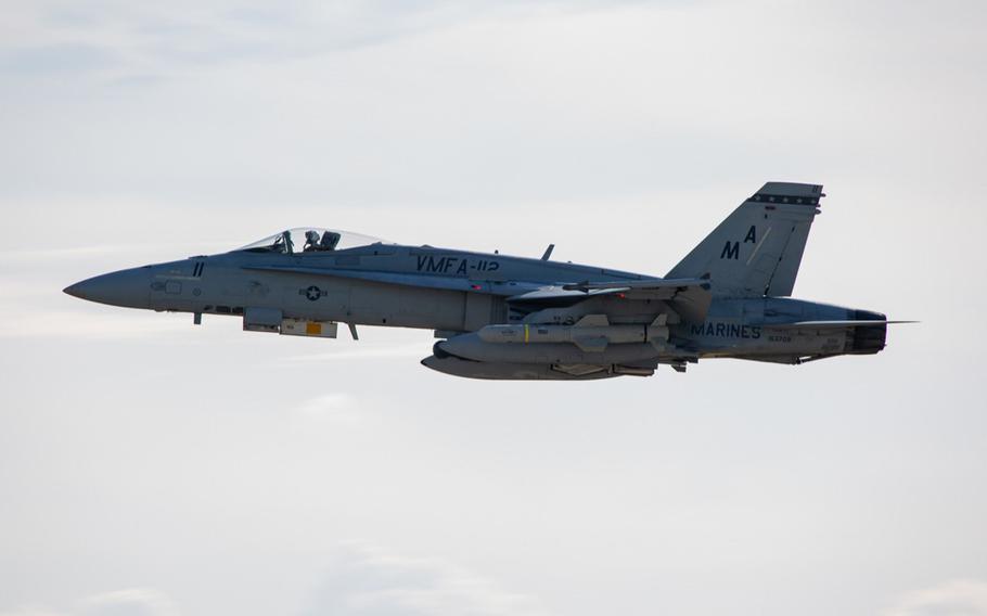 挂载“鱼叉”反舰导弹的美国海军陆战队F/A-18战斗机从岩国基地起飞。（图自美国海军陆战队）