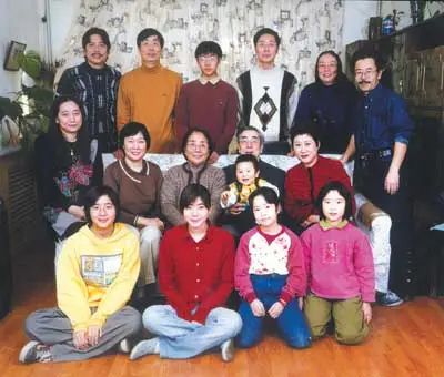 这张照片是在前排左起:小孙女周景文,长孙女周景欣,外孙女田中华莲