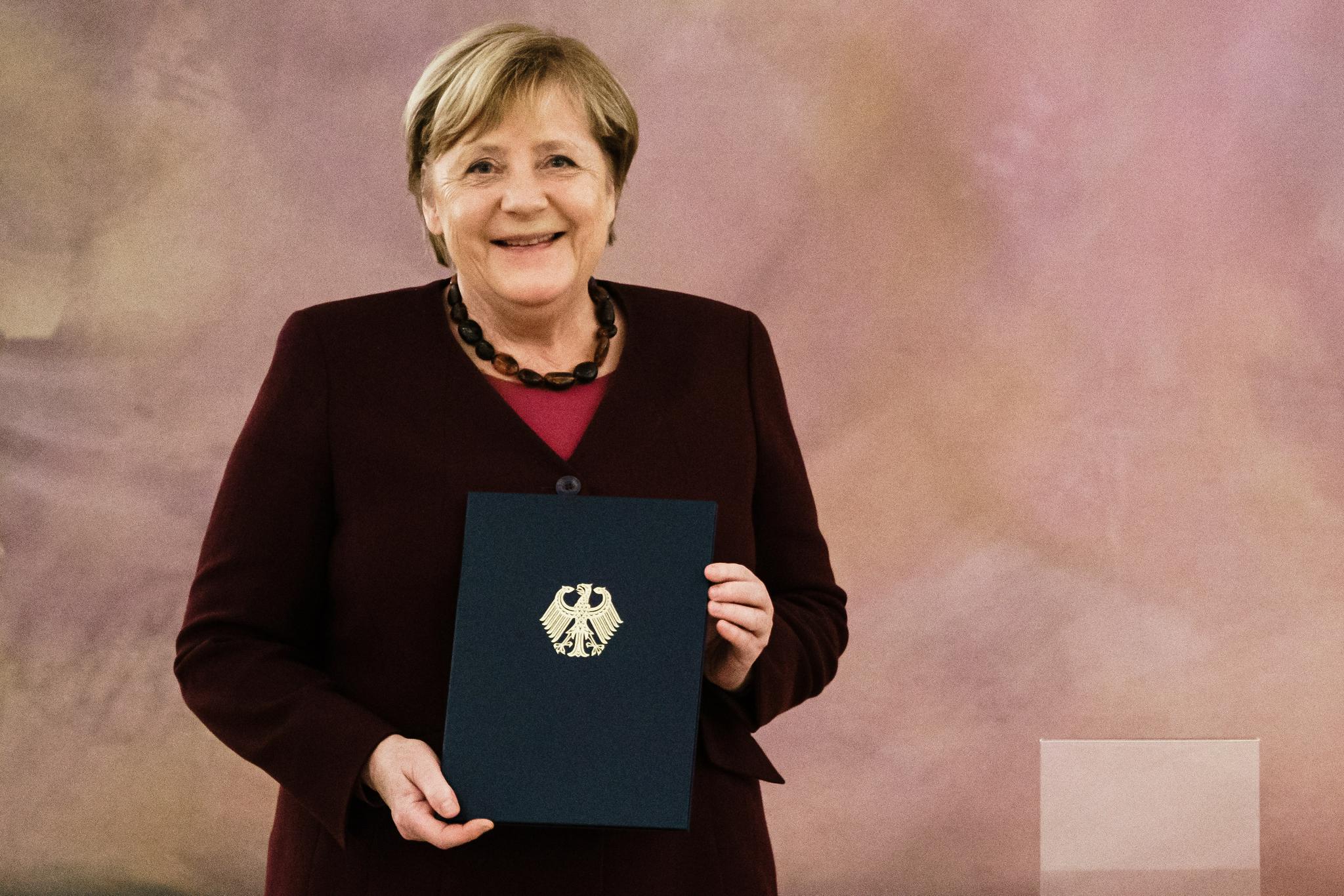10月26日，默克尔接过任期结束通知，正式卸任德国总理 图自澎湃影像