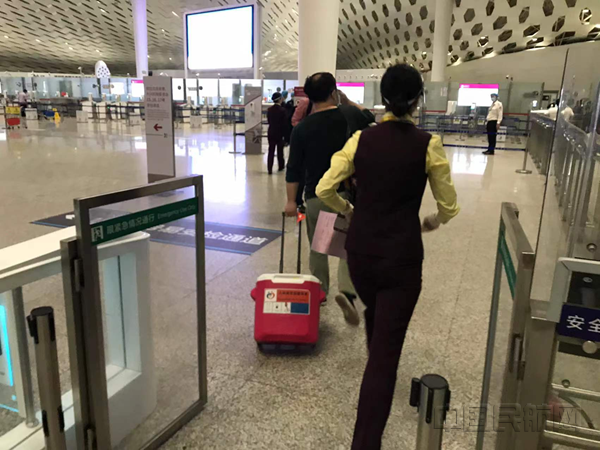 保障人员提前在登机门等候