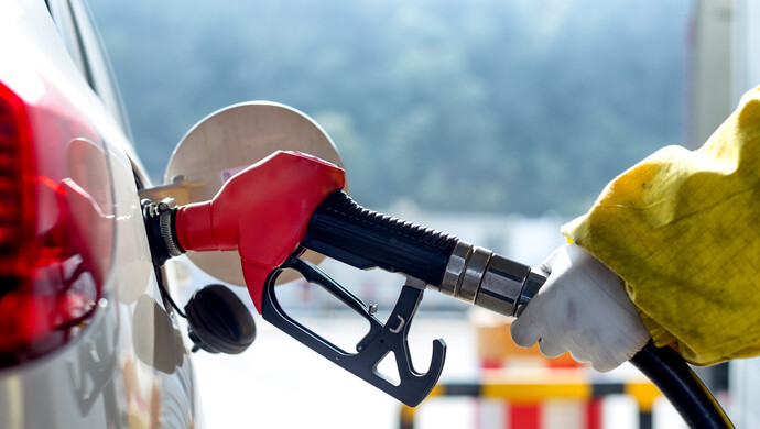 批发价比零售价贵的"批零倒挂"现象,加油站卡车,货车司机排长龙仍然加