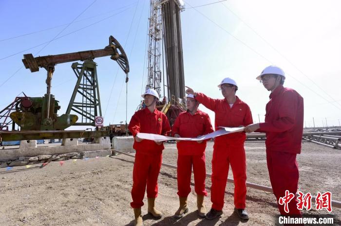 新疆油田科研人员跟踪红浅火驱工业化试验项目。吕世瑶摄