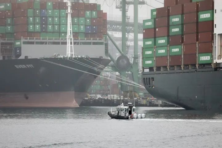这是10月22日在美国加利福尼亚州洛杉矶港拍摄的集装箱货轮。新华社发