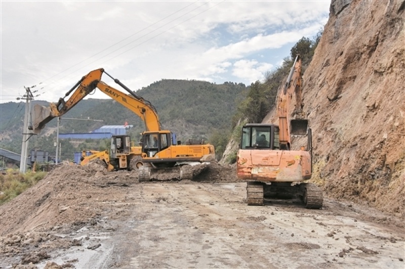 工程队正在抢通灵石王富线.杨 洋 摄