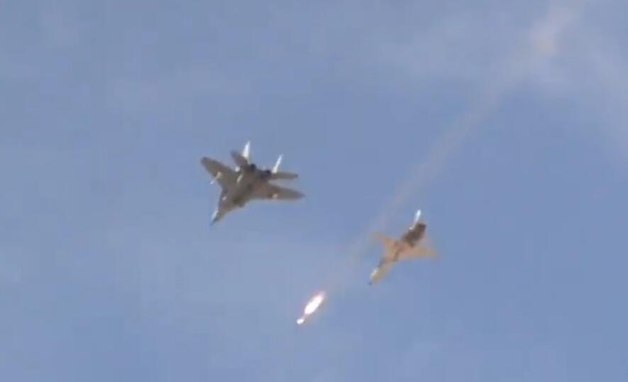 伊朗F-5战斗机发射火箭靶弹