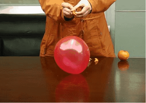 当心剥完橘子皮去摸气球可能会引起爆炸