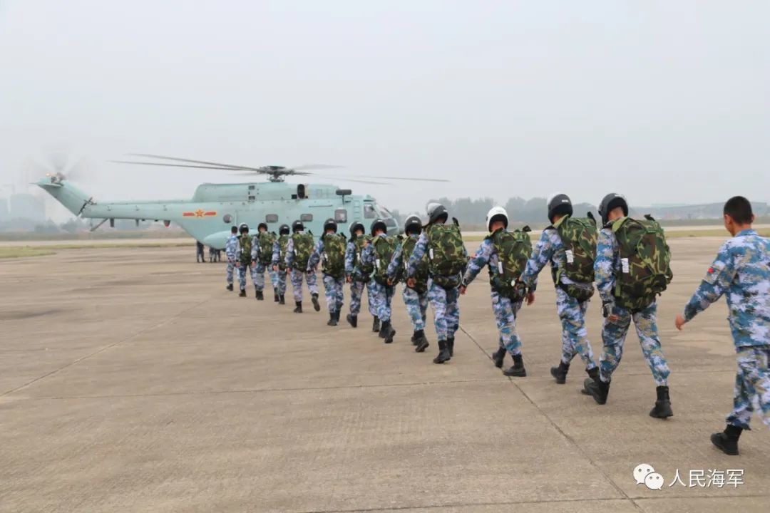 海军蛟龙突击队海上跳伞训练曝光瞄准海上渗透作战
