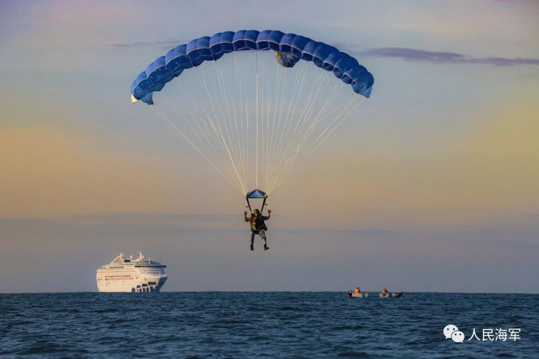 海军蛟龙突击队海上跳伞训练曝光瞄准海上渗透作战