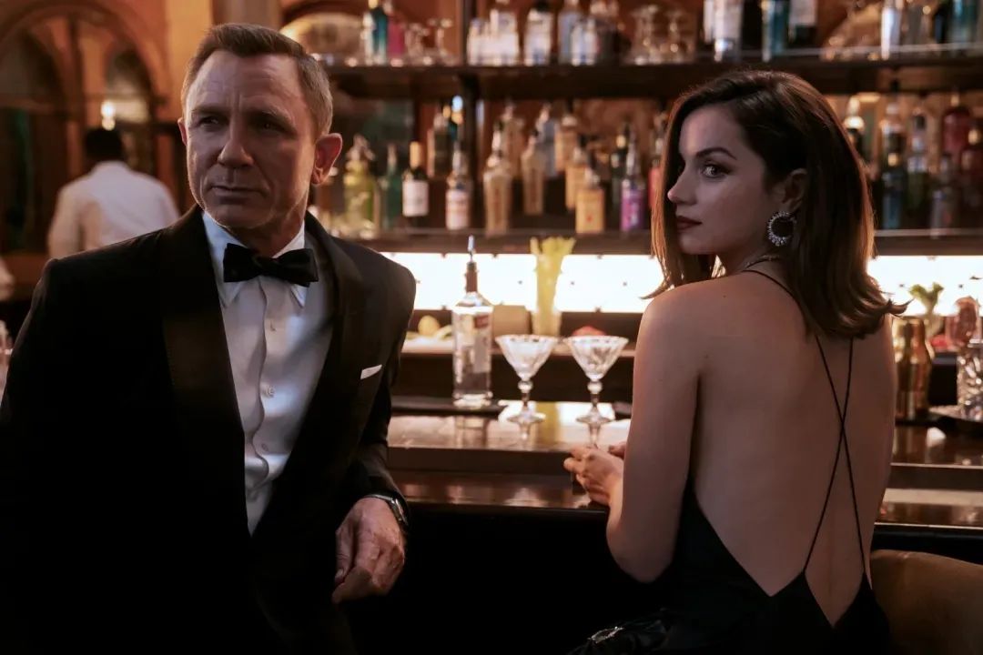 ·《007：无暇赴死》剧照，邦德与新任“邦女郎”帕洛玛。