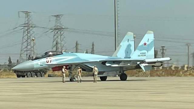 俄军苏-35战机现身卡米什利机场。图源：“驱动”网站