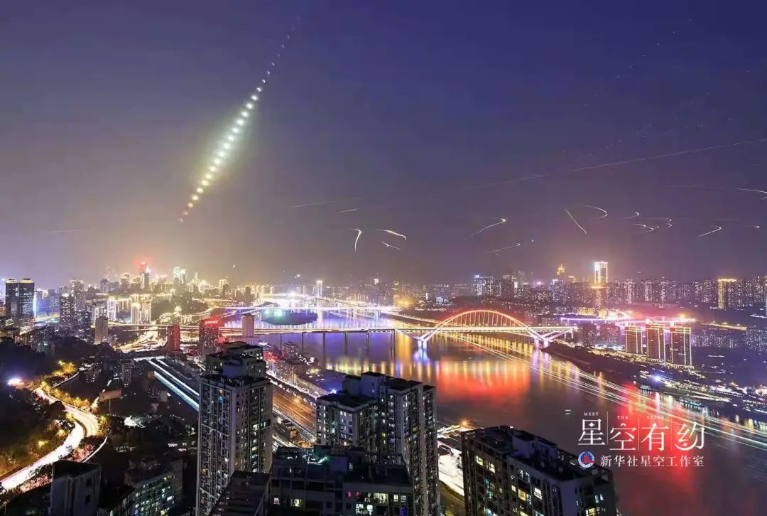 ↑这是重庆市天文摄影爱好者戴建峰2018年1月31日在重庆拍摄到的“月食项链”照片（多张叠加）。（本人供图）
