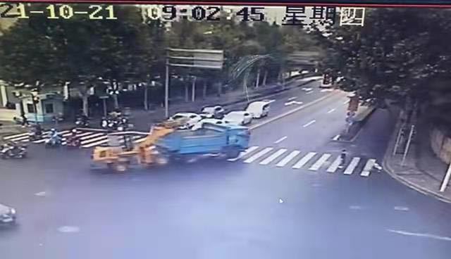 违规牵引工程车酿祸竟然一走了之货车司机被浦东警方拘留 浦东 新浪财经 新浪网