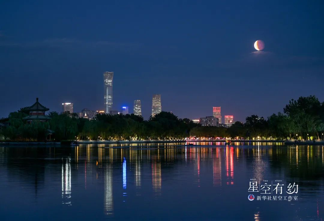 ↑这是北京市天文摄影爱好者李召麒2021年5月26日在北京拍摄到的月食。（本人供图）