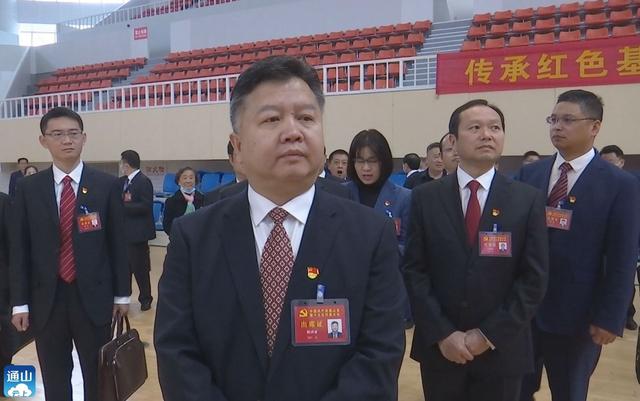 县委书记陈洪豪,县委副书记,县长刘子恒等县四大家领导参观了展览.