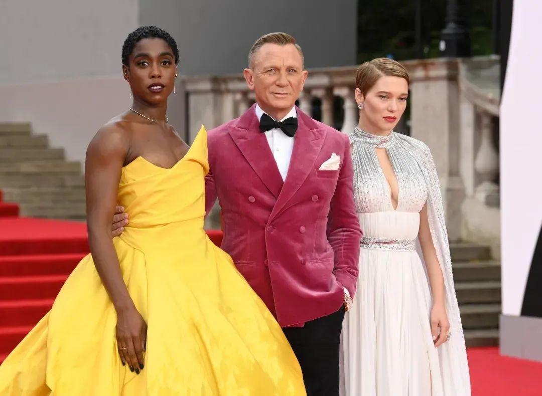 ·《007：无暇赴死》首映礼上，丹尼尔·克雷格（中）穿着红色西装亮相。