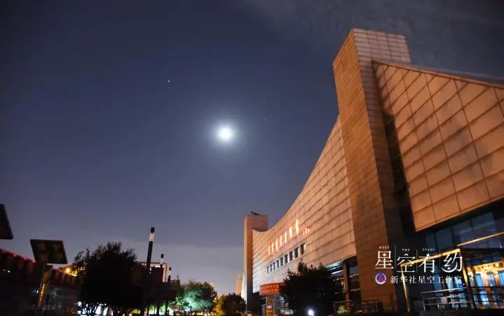 ↑这是杨婧2021年9月17日在天津科技馆拍摄到的“土木伴月”。（本人供图）