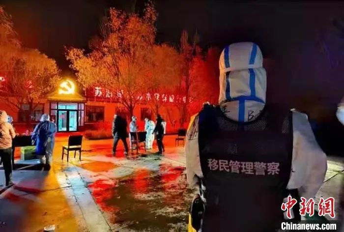 内蒙古额济纳，战疫中的移民管理警察。 图/中新网