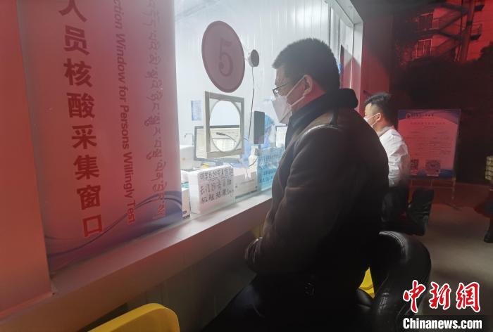 图为青海省人民医院核酸采集窗口前的提示板。潘雨洁 摄