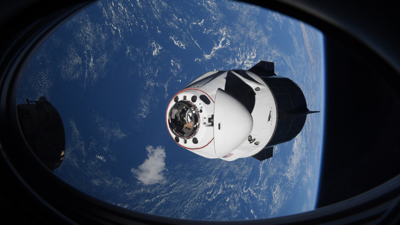 （SpaceX公司“龙”飞船太空舱与国际空间站对接。图自RT）