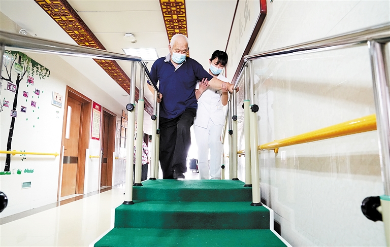 是巨鹿公立医院中设立的首家养老机构,现入住老人91位,大多来自县城及