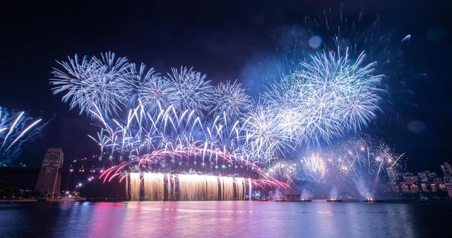 △2021年1月1日0时，澳大利亚悉尼海港大桥畔燃放烟花