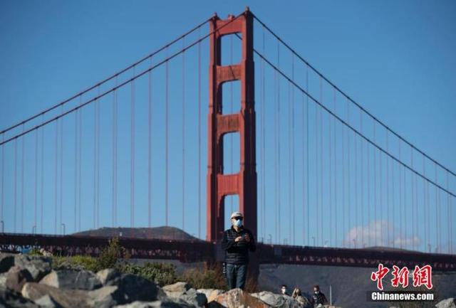 资料图：2020年12月27日，美国加州旧金山市民在金门大桥附近休闲