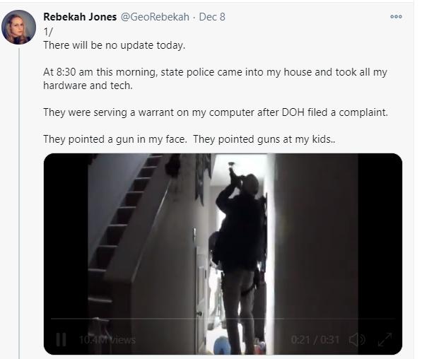 (图为被单位开除后又被持枪警察逮捕的美国疫情吹哨人之一的瑞贝卡·琼斯)