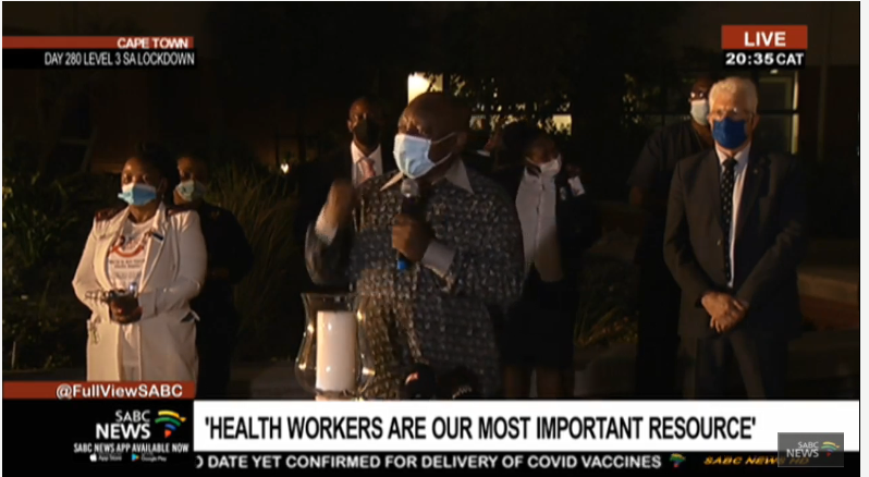  △图为南非总统拉马福萨在跨年夜点燃蜡烛，纪念因新冠疫情逝世的南非人。