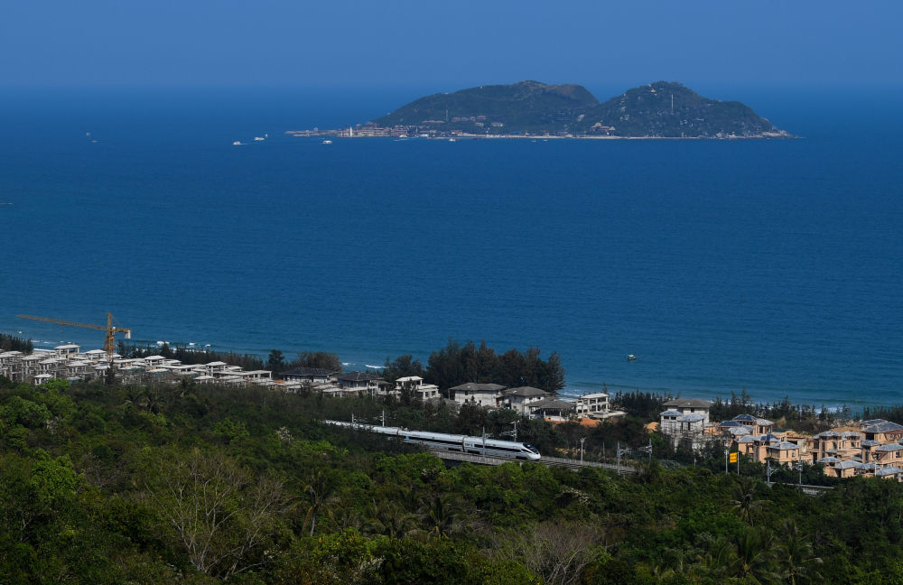 海南环岛高铁是世界首条滨海环岛高铁，列车在东段陵水站附近驶过。（新华社记者 杨冠宇 摄）