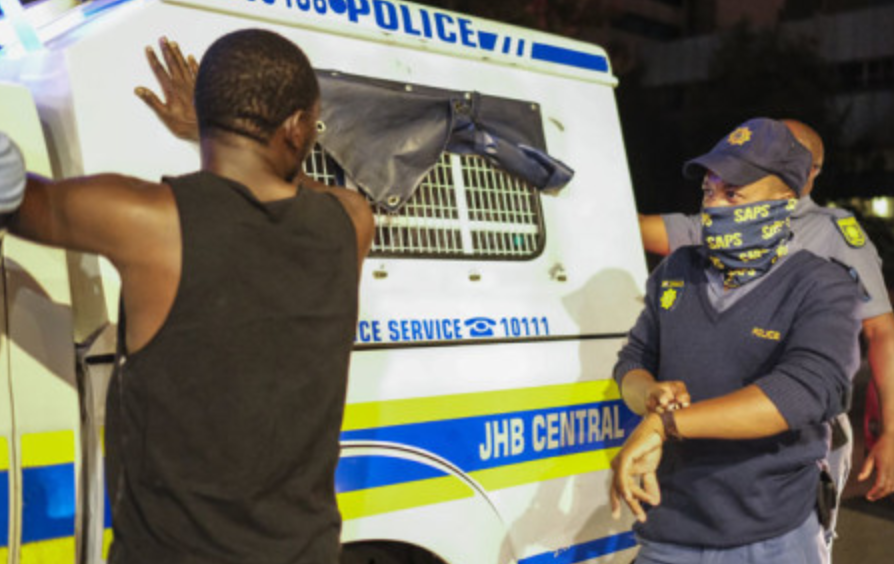  △图为南非警方对违反防疫规定的行为执法