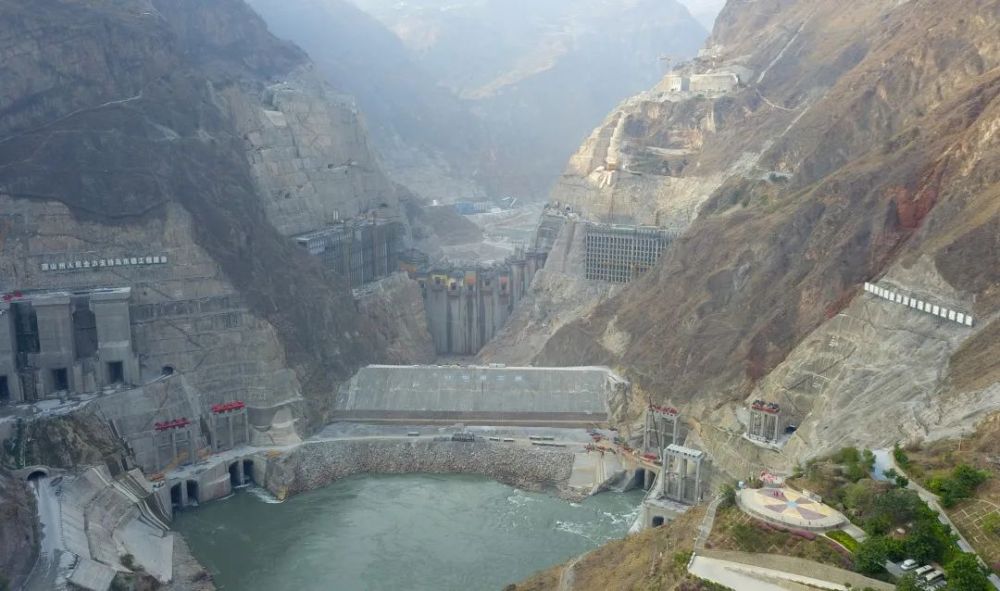 这是2019年用无人机拍摄的建设中的乌东德水电站全景（新华社记者 陈晔华 摄）
