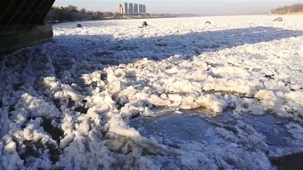黄河出现罕见的大面积封冻：绵延近100公里纹丝不动