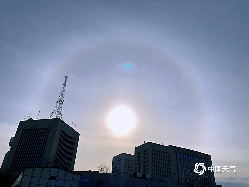 北京西部天空出现日晕 彩虹光圈环绕太阳引市民拍照