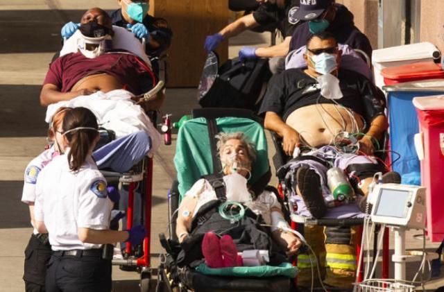△患者在洛杉矶的LAC USC医院急诊室外排队。（ 图片来源：《纽约时报》）