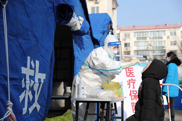 △2021年1月2日，北京，在顺义区胜利街道第二轮全员核酸检测义宾南区采样点，医护人员正在为市民采样。