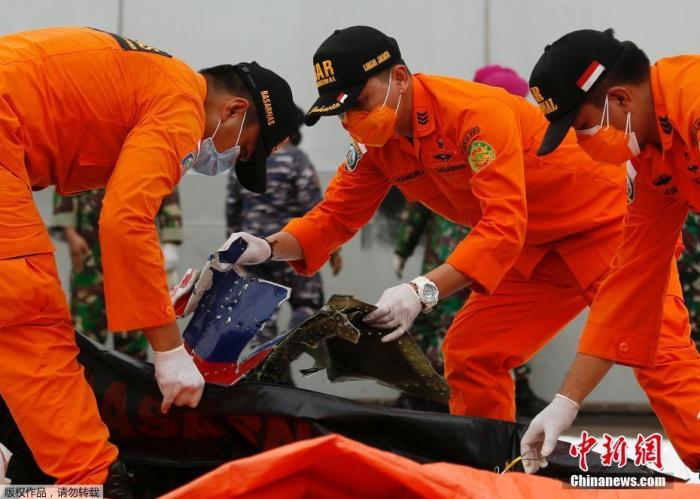印尼当局确定坠毁客机两个黑匣子位置 将尽快寻回