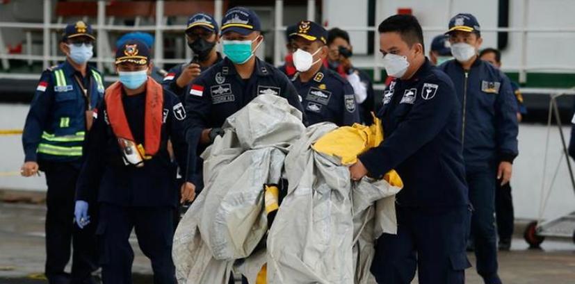 △印尼海军及空军在救援现场 部分遇难者遗体被发现