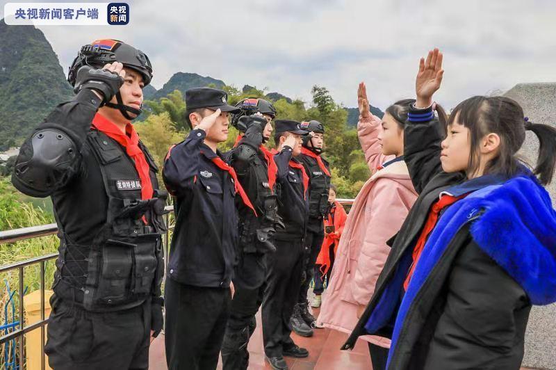 广西警察邀学生们边界行 学生：长大后，我想成为你！