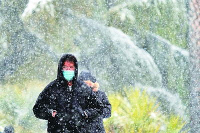     西班牙累计感染新冠病例数超200万。图为1月7日，一名戴口罩的男子在西班牙马德里西方公园散步。新华社记者 孟鼎博摄
