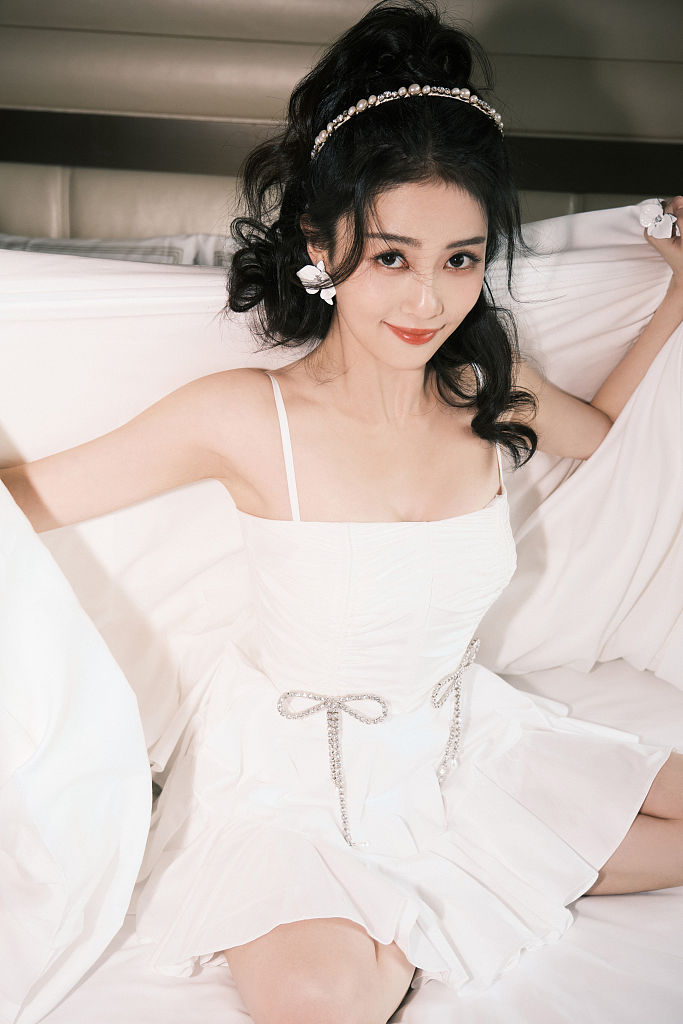 白鹿酒店风写真变白系小公主 摆妩媚pose甜美元气诱惑满满__财经头条