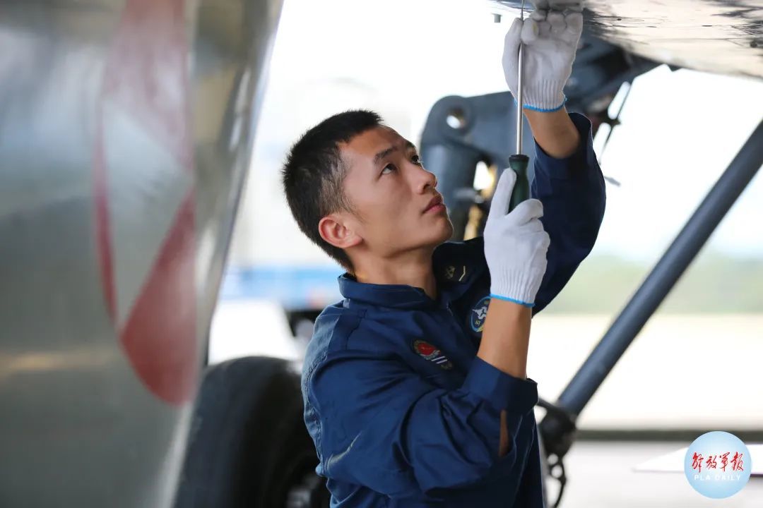 南部战区海军航空兵某旅跨昼夜飞行训练