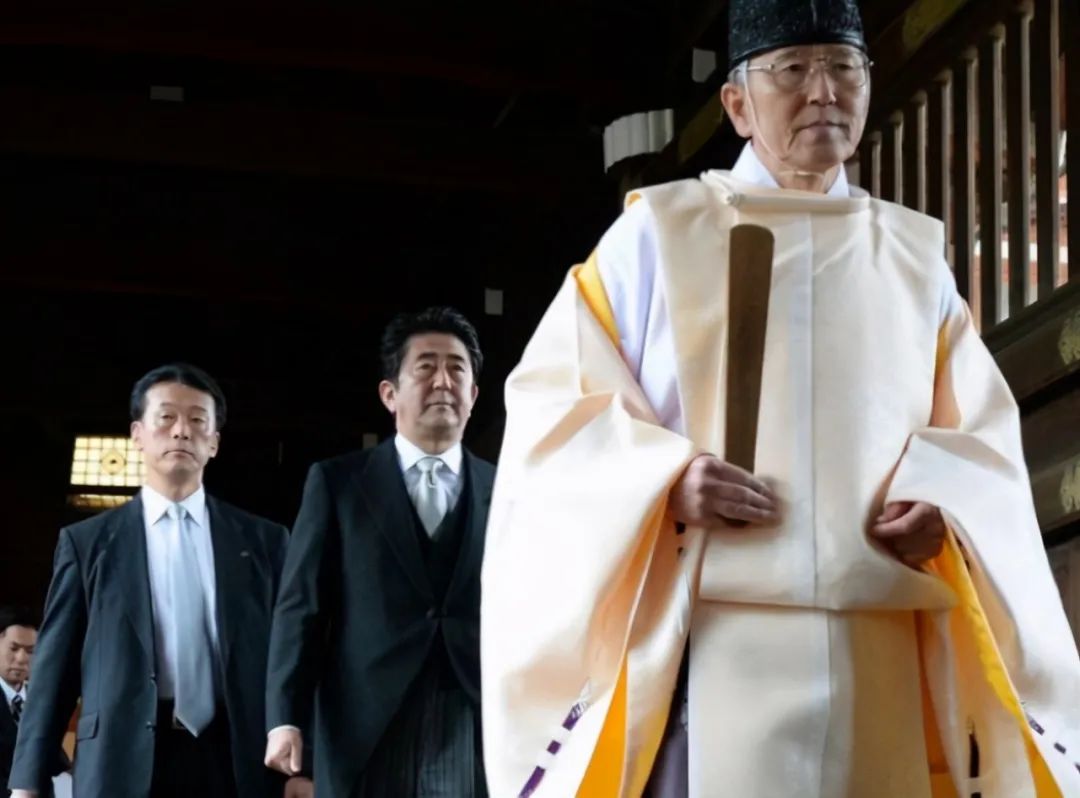 安倍(中)参拜靖国神社.