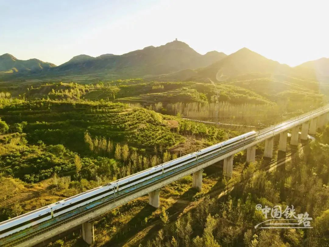 日落时分,飞驰在津秦高铁上的复兴号.赵里巍 摄