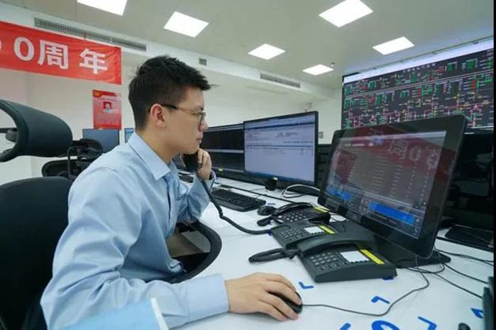 长龙山电站中控室值班员正在接收调度指令