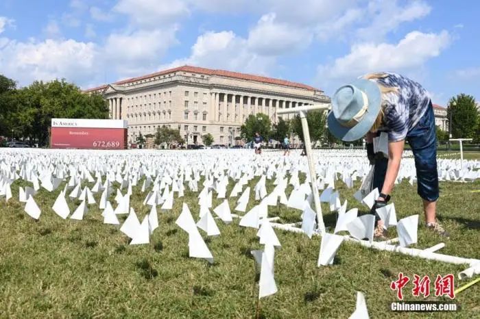 资料图：当地时间9月18日，美国首都华盛顿国家广场上插着数十万白色旗帜，悼念新冠逝者。 中新社记者 陈孟统 摄