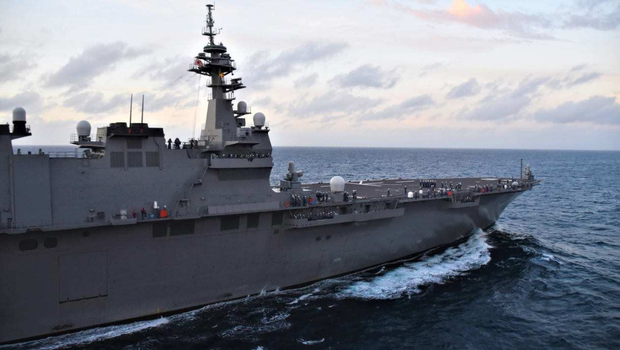 参加美日海上联合演习的日本"加贺"号航母