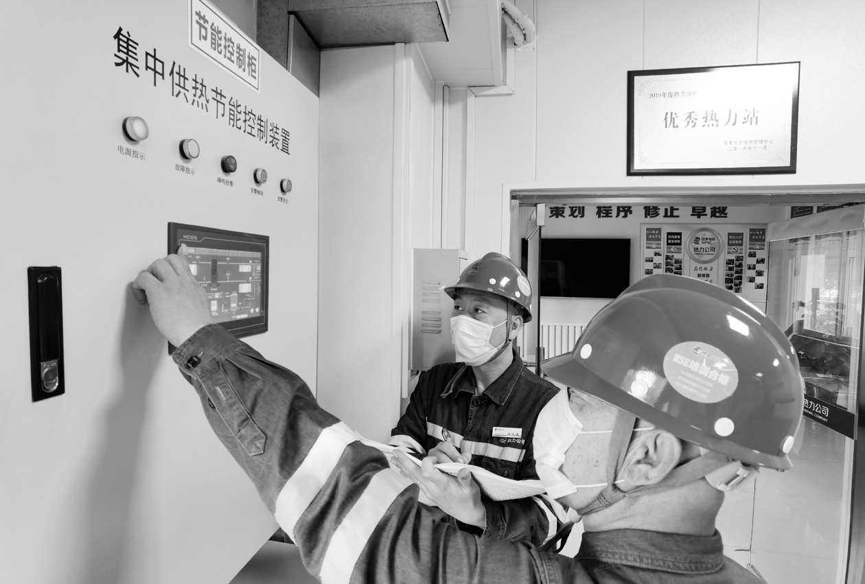 　　■昨晚，国家电投东方能源热力公司石门站，工作人员记录水温。本报记者 李青 摄
