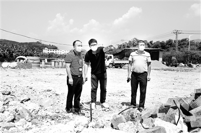 图为朱望宇(左)正在南靖县山城镇"两违"拆除现场核查有关情况.